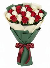Букет Микс из красных и белых роз в Девице