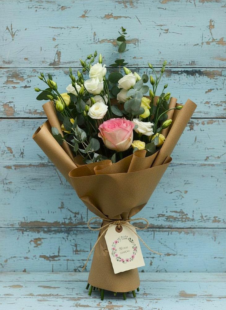 Букет цветов из: Розы и Лизиантусы в Девице