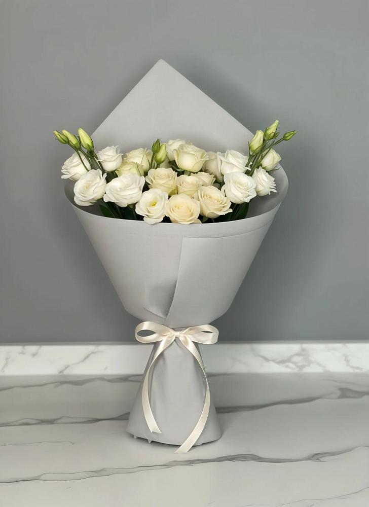 Букет цветов из: Розы и Лизиантусы в Девице