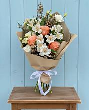 Букет цветов из:  Альстромерии, Лизиантусы, Розы и Хризантемы в Девице