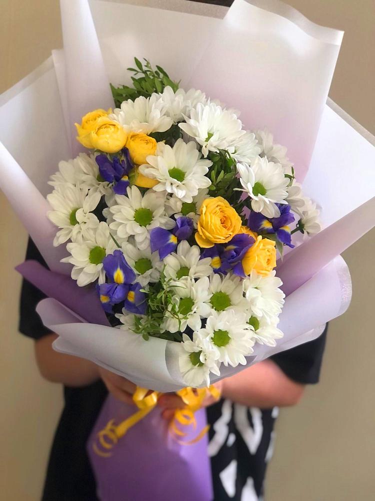 Букет цветов из: Ирисы, Хризантемы и Розы в Девице