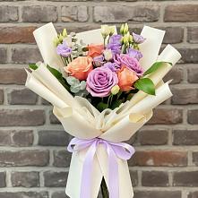 Букет цветов из:  Лизиантусы и Розы в Девице