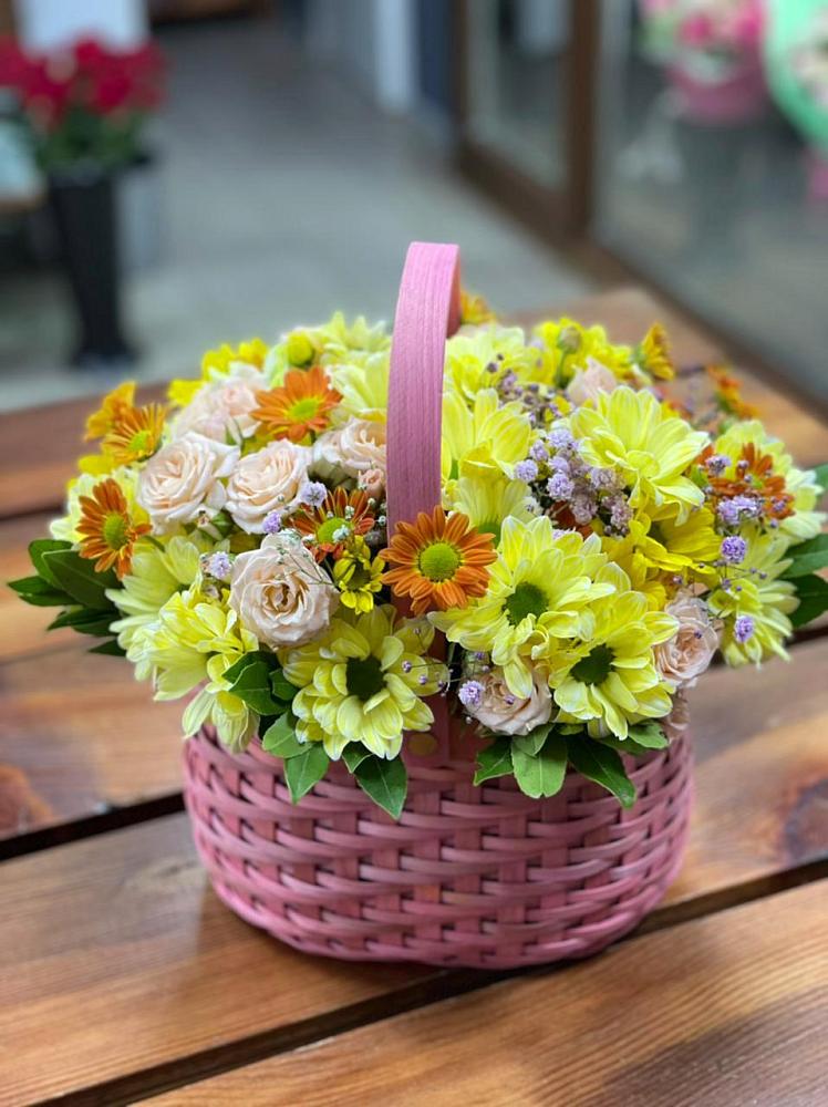 Цветочная композиция из Хризантемы и Розы в корзине в Девице