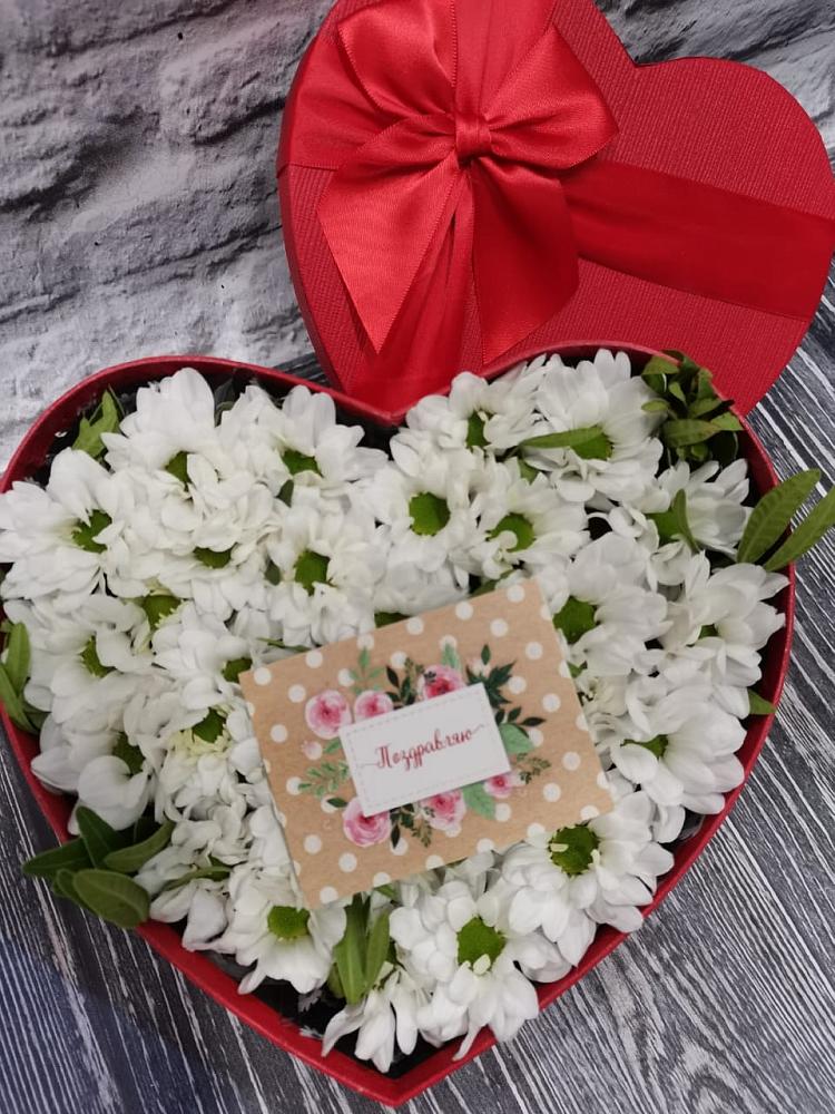 Цветочная композиция из Хризантемы в виде сердца в Девице