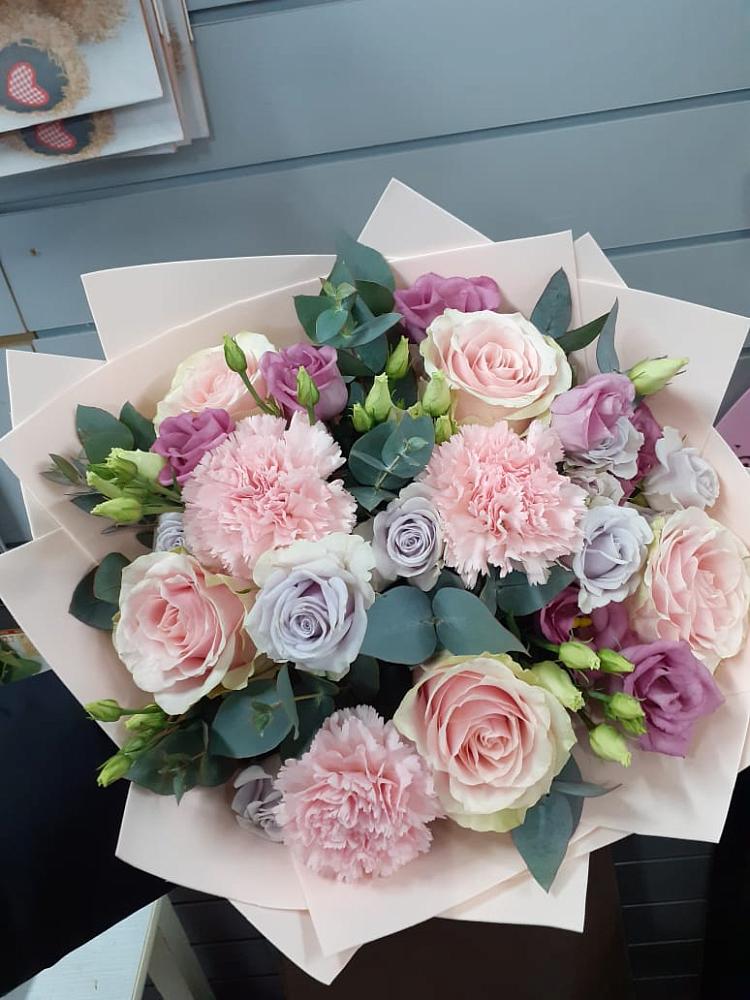 Букет цветов из: Розы, Гвоздики и Лизиантусы в Девице