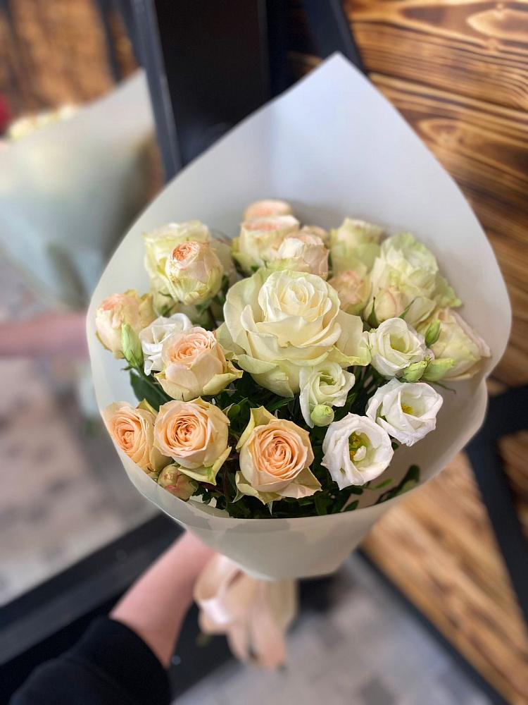 Букет цветов из: Розы и Лизиантусы в Девице